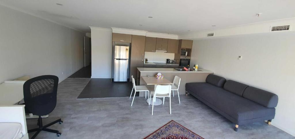 Dana-Cozy Studio With Shared Entry In The City Canberra Exterior foto